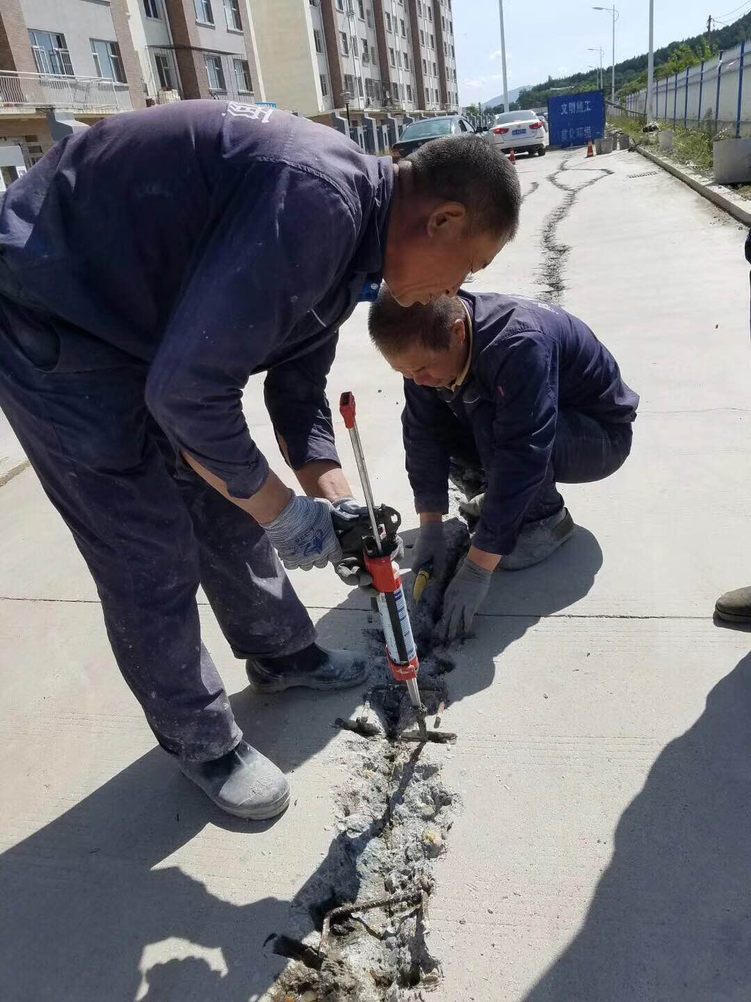 采用南京曼卡特植筋膠產(chǎn)品的公路混凝土裂縫修補實例